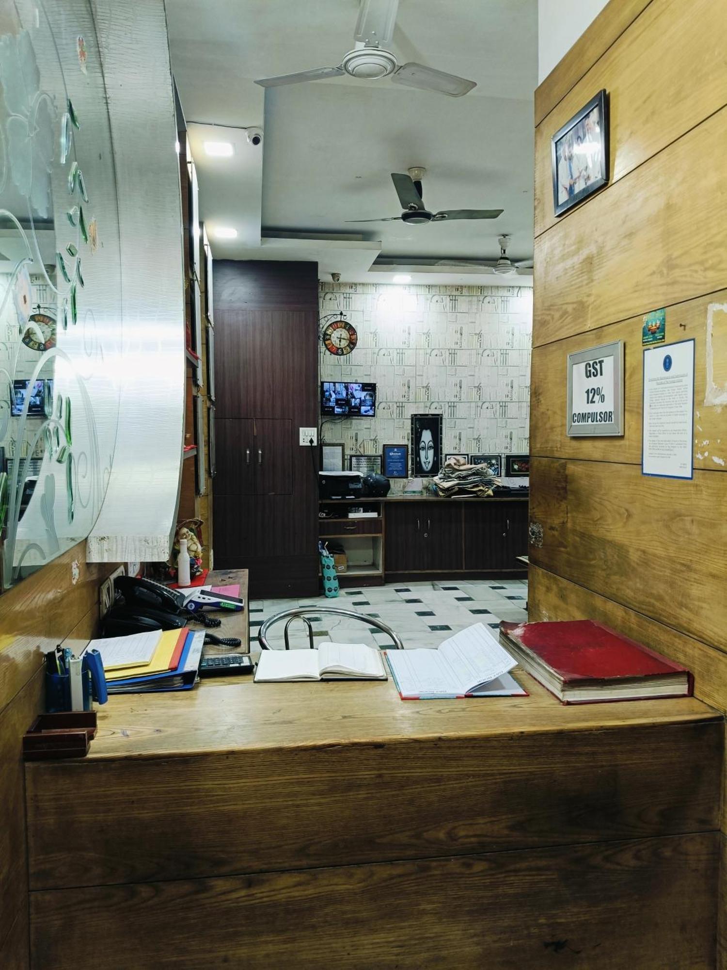 Hotel Hare Krishna Main Bazar Neu-Delhi Exterior foto