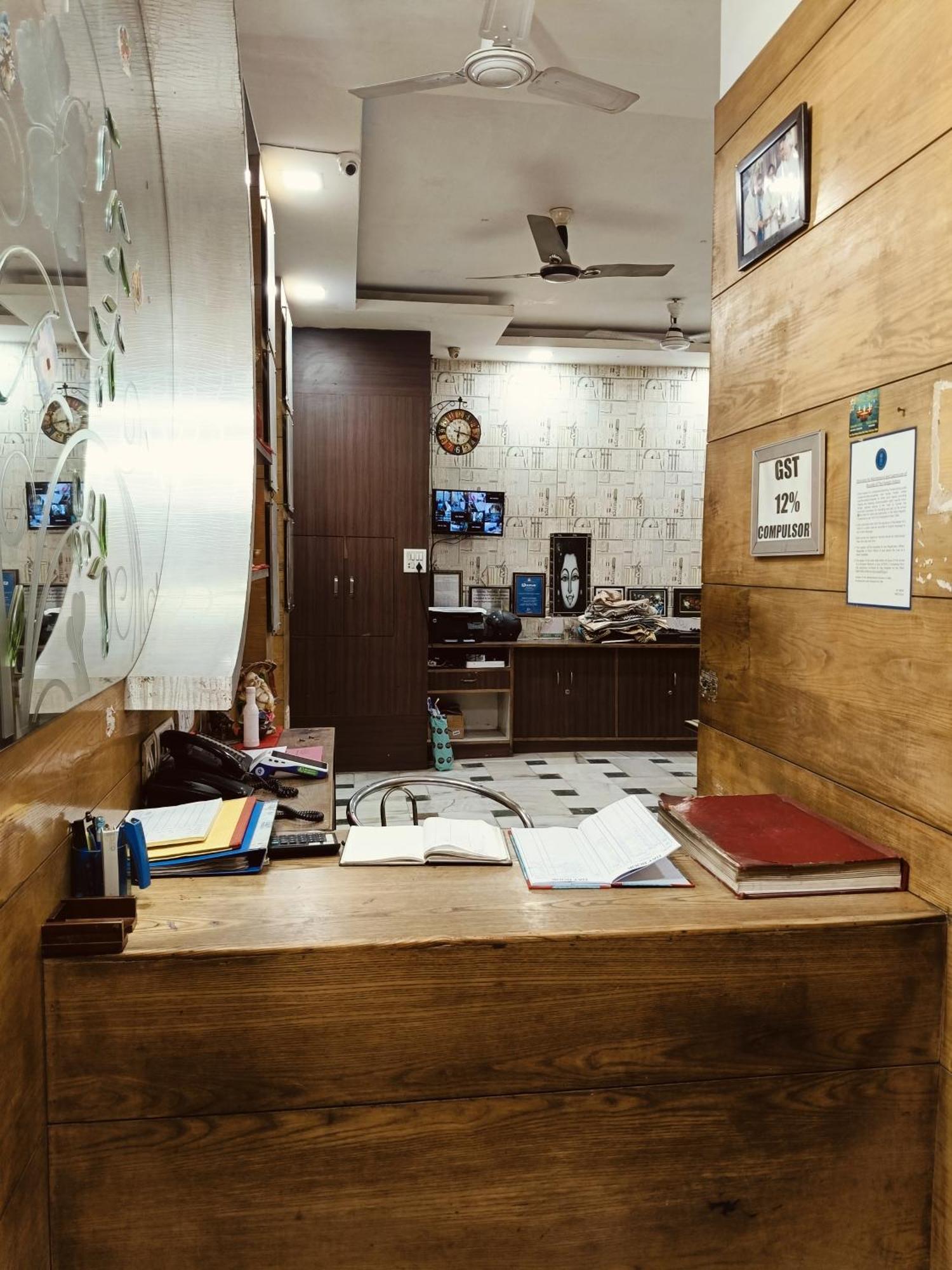 Hotel Hare Krishna Main Bazar Neu-Delhi Exterior foto