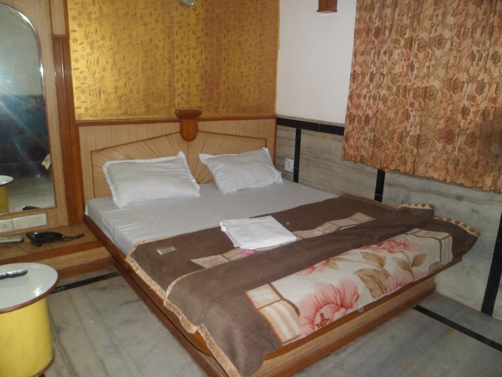 Hotel Hare Krishna Main Bazar Neu-Delhi Zimmer foto